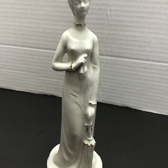 White Porcelain Lady with umbrella and handkerchief trimmed with gold Italy - Picture 6 of 8